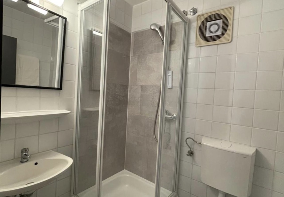 Twin Room: Badezimmer