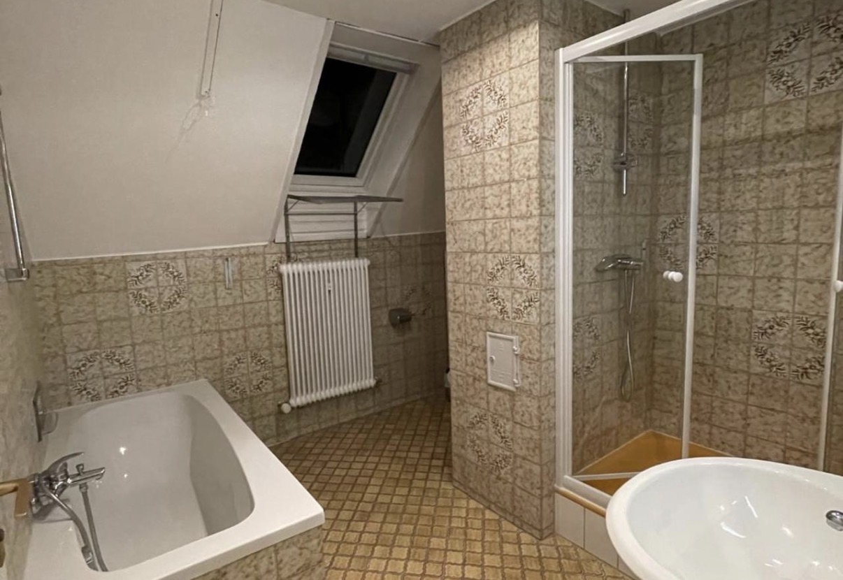 Three-Bedroom Apartment: Badezimmer