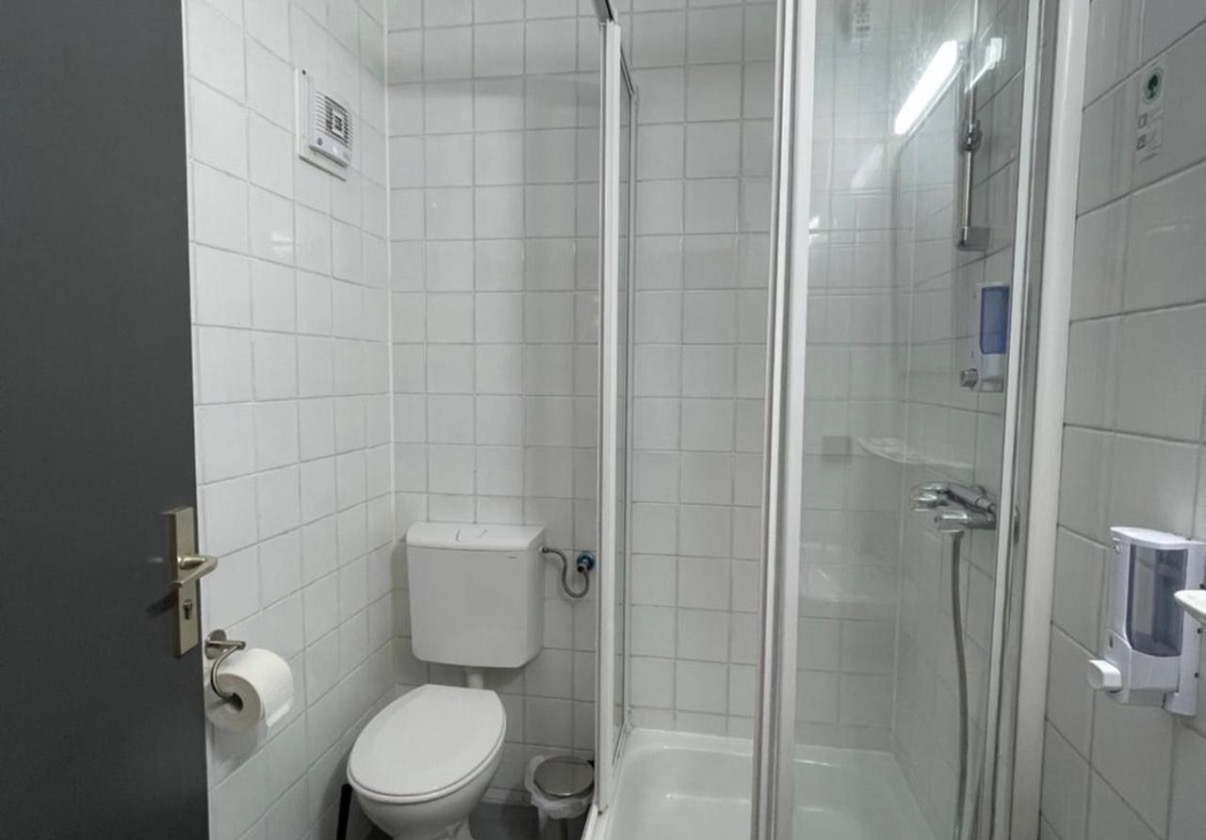 Twin Room with Private External Bathroom: Badezimmer