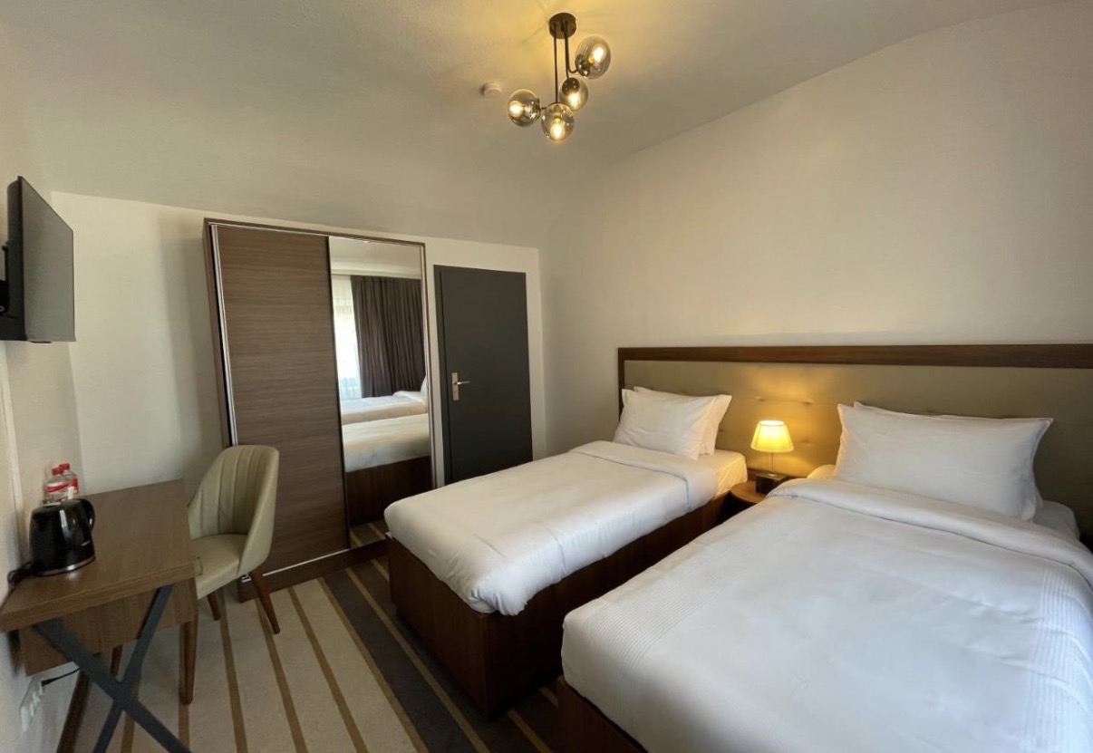 Twin Room: Bett- und Wohnbereich
