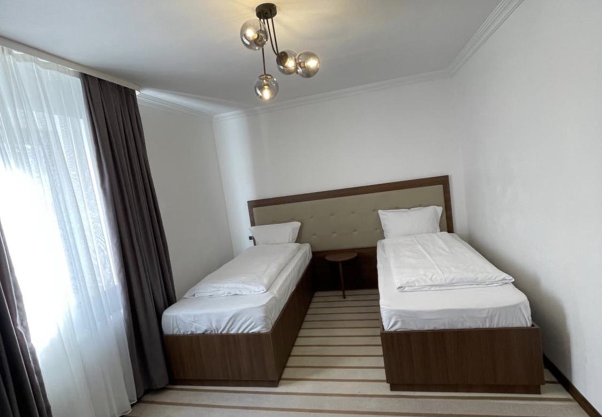 Twin Room with Private External Bathroom: Bett- und Wohnbereich